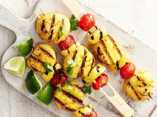Foto de vieiras y calabacín amarillo a la parrilla con condimento de curry