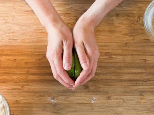 Combina el aguacate con el relleno de cuajada dentro