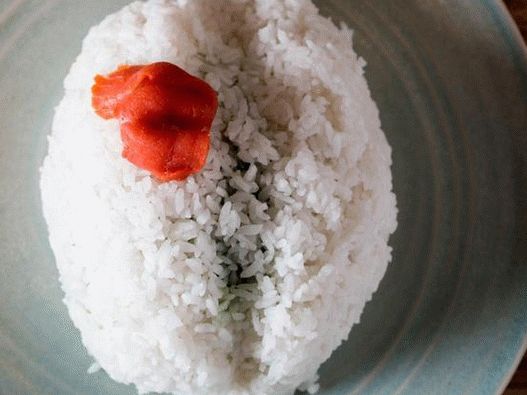 Envuelva la base con salmón en forma de convoluciones