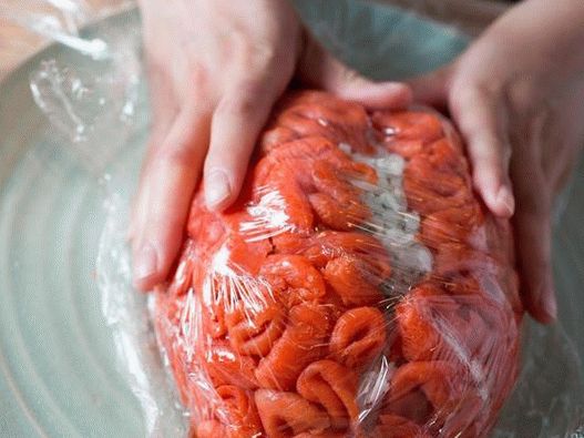 Presione el salmón con una lámina para condensarlo y exprimirlo ligeramente