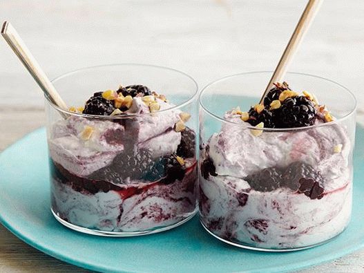 Foto de mousse de chocolate blanco con avellanas y moras