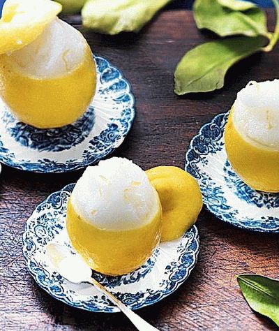 Foto de menta y hielo de jengibre en tazones de limón