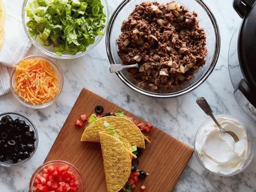 Relleno fotográfico para tacos de carne picada cocinados en una olla de cocción lenta