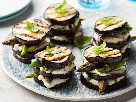 Foto de napoleones de berenjenas y espárragos
