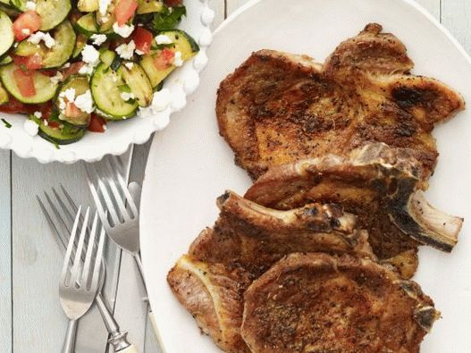 Foto Chuleta de cerdo natural con guarnición de calabacín