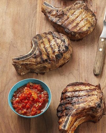 Foto Chuletas naturales en una salmuera hecha de té dulce con pimienta religión