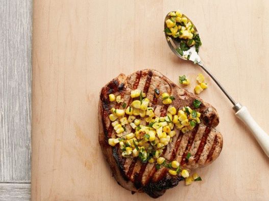 Foto Chuletas de cerdo marinadas en yogurt con aperitivo de maíz