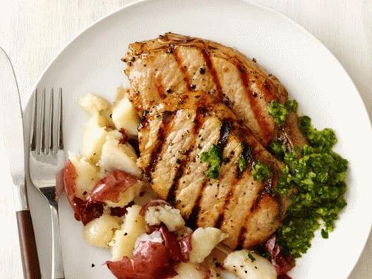 Foto Chuletas de cerdo natural con puré de papas y salsa de chimichurri
