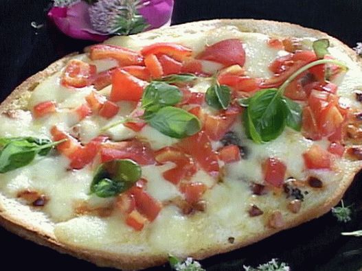 Foto de pizza napolitana con puré de tomate