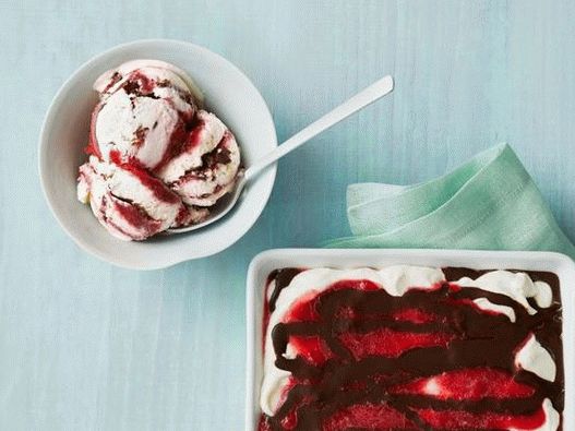 Foto helado napolitano con fresas