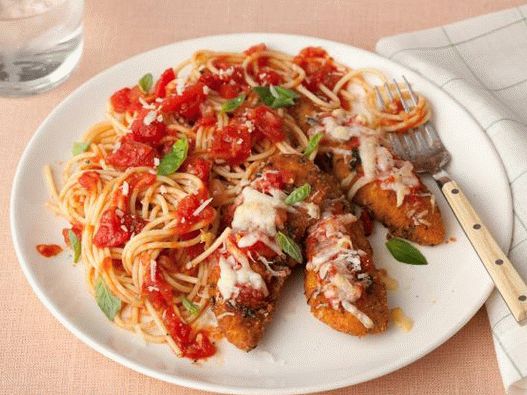 Foto tierna pechuga de pollo empanada con parmesano