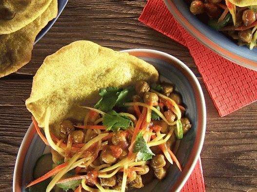 Foto de garbanzos con ensalada de zanahoria en tortillas