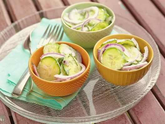 Foto ensalada de pepino con crema agria y un labe