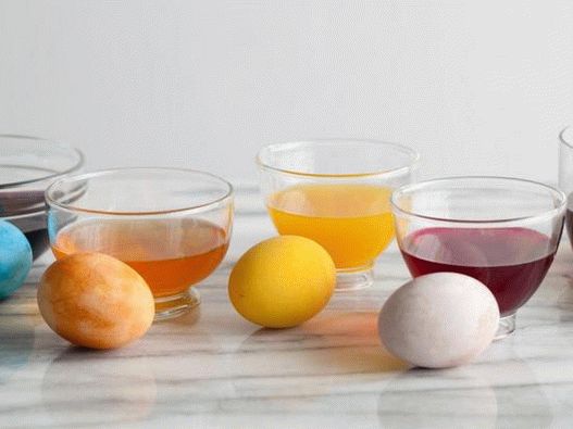 Foto teñir huevos de Pascua con tintes naturales