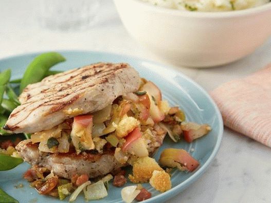 Foto del plato: un lomo relleno de manzanas y una guarnición de puré de papas y vainas de guisantes
