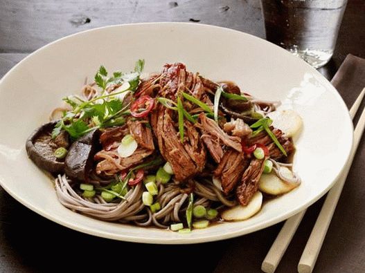 Foto del plato: carne de cerdo en una olla de cocción lenta con fideos de trigo sarraceno asiático