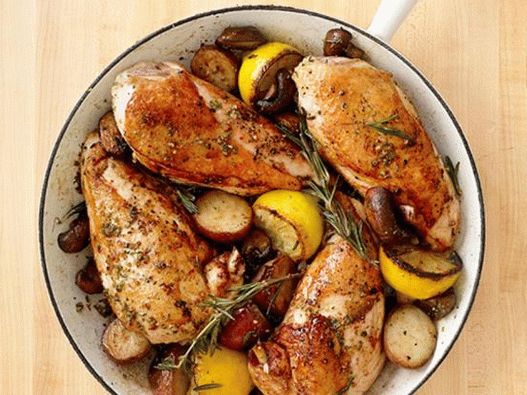 Fotografía de platos: pollo frito con papas y champiñones