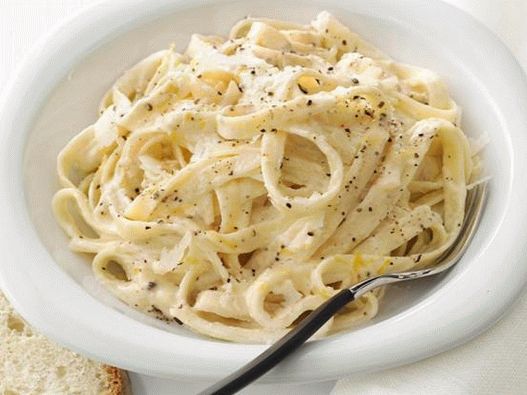 Fotografía de platos: fideos anchos y cremosos con pimienta de limón