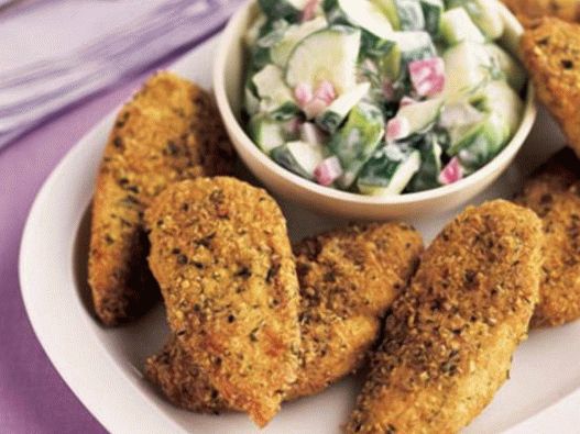 Foto del plato: pollo crujiente frito con ensalada de falafel y pepino