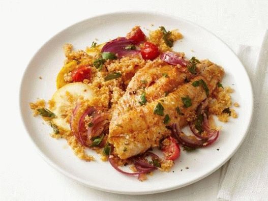 Foto del plato: filete de cuscús y bagre al horno en papel de aluminio