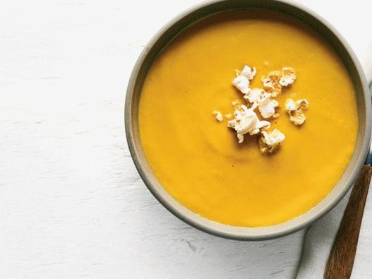 Fotografía del plato: sopa de calabaza con curry y palomitas de maíz