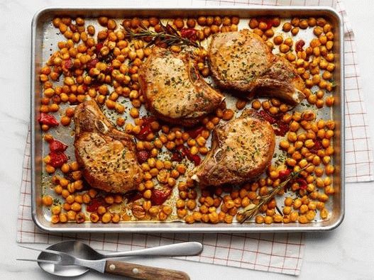 Foto del plato - Lomo de cerdo en los huesos al horno con romero, ajo y garbanzos