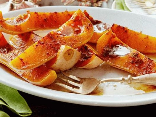 Calabaza con mantequilla marrón y canela al horno en papel de aluminio