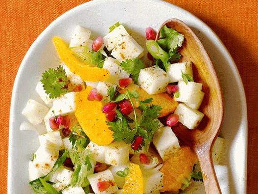 Foto Ensalada picante de hikama con aderezo de cítricos y granada