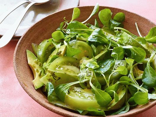 Foto Ensalada picante con tomate verde y aguacate