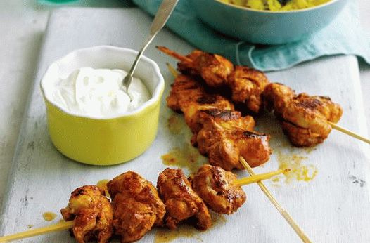 Foto Satate de pollo picante con verduras y hierbas