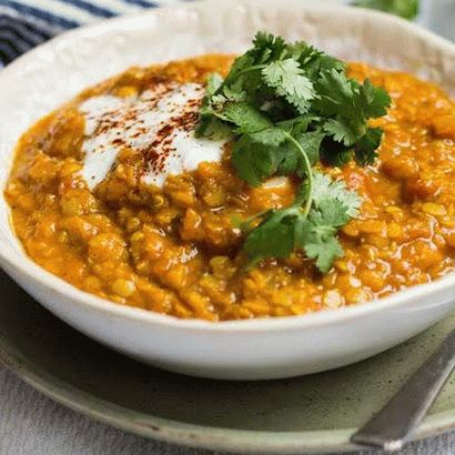 Foto guisado picante del sur de la India con lentejas