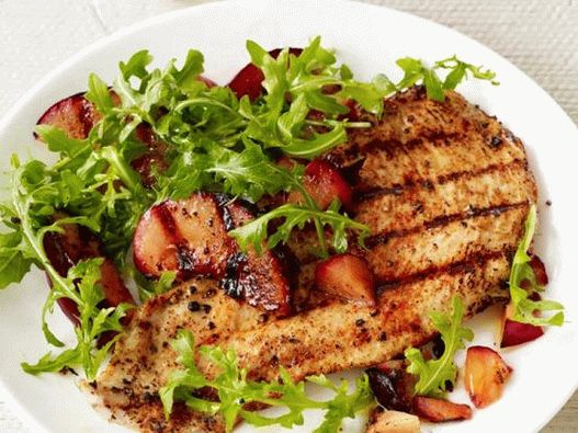 Foto de chuletas de pavo con ensalada de ciruela a la parrilla