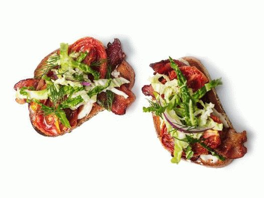 Foto Sandwiches abiertos con tomates al horno