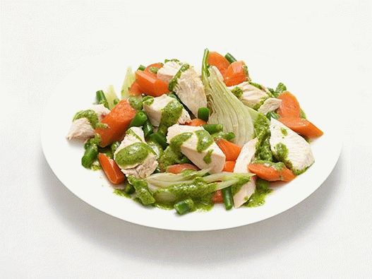 Foto de pollo hervido con verduras y salsa de ajo y hierbas