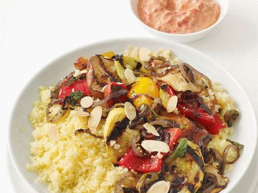 Foto de verduras a la parrilla con cuscús y salsa de yogurt