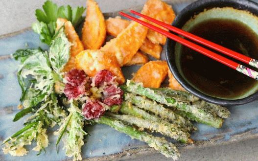Foto tempura de verduras con salsa de soja