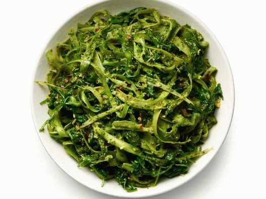 Fideos de espárragos vegetales con pesto