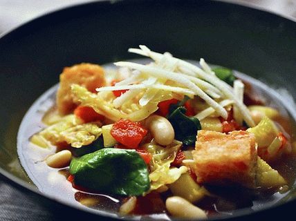 Foto Ribollita Vegetal con col de col rizada, espinacas y apio