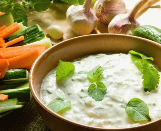 Foto plato de verduras con salsa picante de rancho