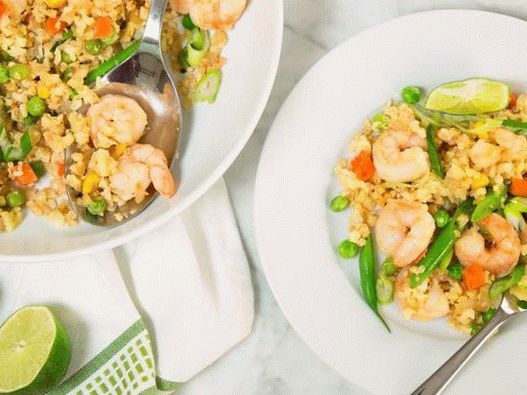 Foto Arroz de coliflor con vegetales y camarones fritos