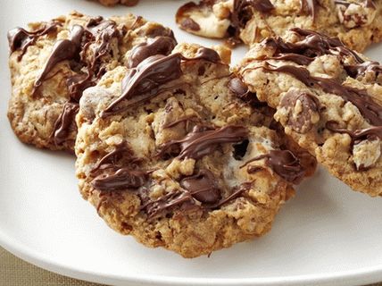 Foto galletas de avena con malvaviscos, nueces y chocolate