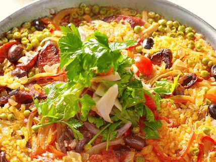 Foto de paella con salchichas de pollo y chorizo