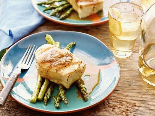 Foto de halibut a la parrilla con aceite de barbacoa