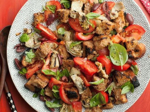 Foto Panzanella con alcachofas y tomates