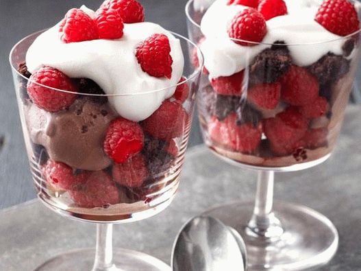 Foto de Parfait con frambuesas para el día de San Valentín