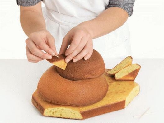 Coloque los pasteles uno encima del otro y asegúrelos con palillos de dientes