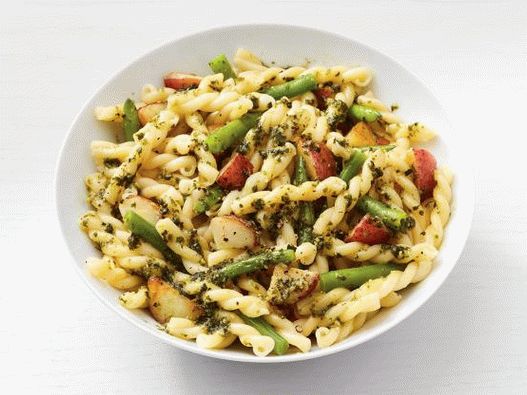 Foto de pasta gemelli con salsa de pesto, papas y judías verdes