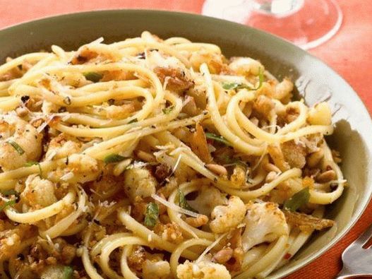 Foto Pasta linguini con coliflor