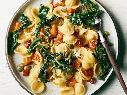 Foto de pasta orecchietta con panceta, calabaza y brócoli raab