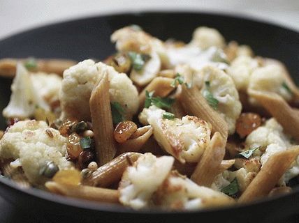 Foto pasta de harina de trigo integral siciliana con coliflor, pasas y piñones